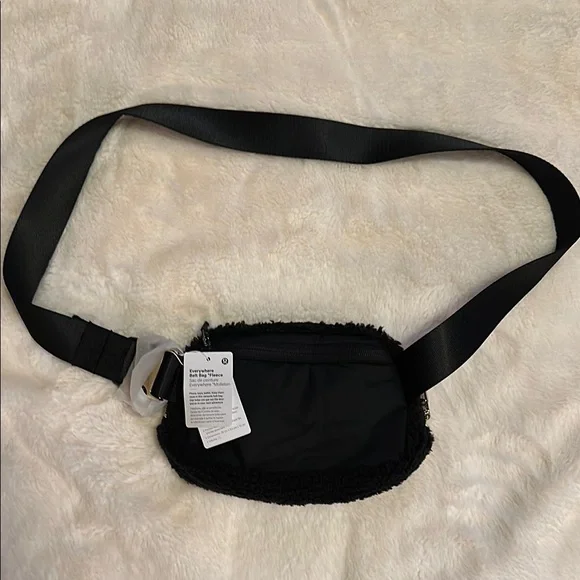 COPY - Lululemon Everywhere belt bag black fleece. - Picture 2 of 4